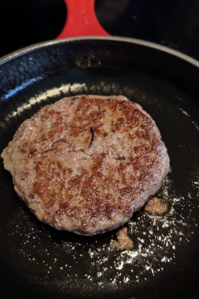 A continuació, passem per la planxa l'hamburguesa cuinant-la al punt que més ens agradi a casa per muntar-la després a la base del pa pavic